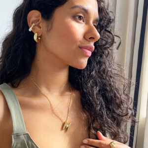 collar letra m en mujer
